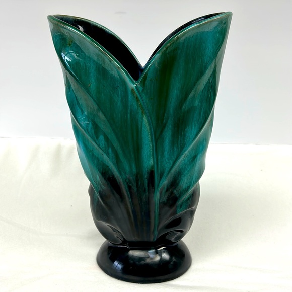 Mid Century Modern BLUE MOUNTAIN POTTERY tall leaf vase - Picture 3 of 11
